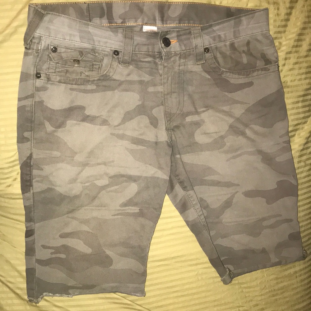 True Religion Ricky Cut Offs - Picture 2 of 2